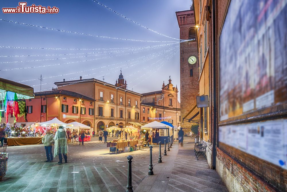 Immagine Piazza della libertà a Bagnacavallo durante il periodo natalizio