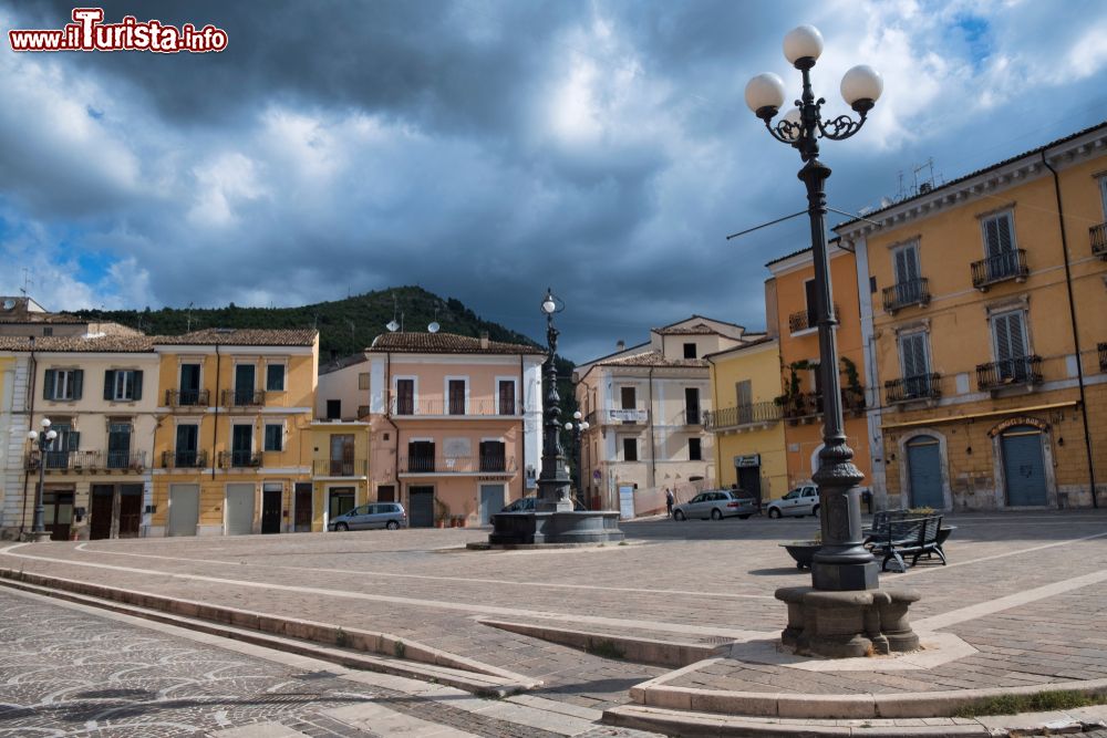 Immagine Piazza della Libertà a Popoli, Abruzzo, con la fontana centrale. Si chiama fontana dei Mascheroni: venne eretta agli inizi del Novecento.