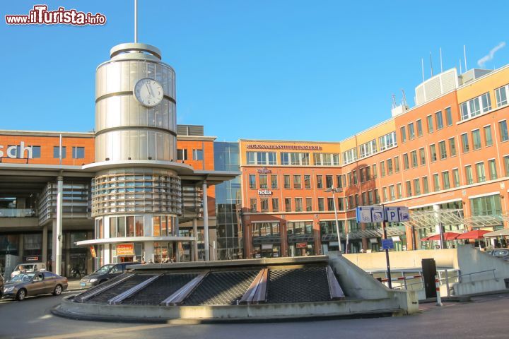 Immagine La piazza della stazione ferroviaria di Den Bosch. La cittadina è ben collegata alle principlai località olandesi come Amsterdam, Utrechted Eindhoven - foto © Nick_Nick / Shutterstock.com