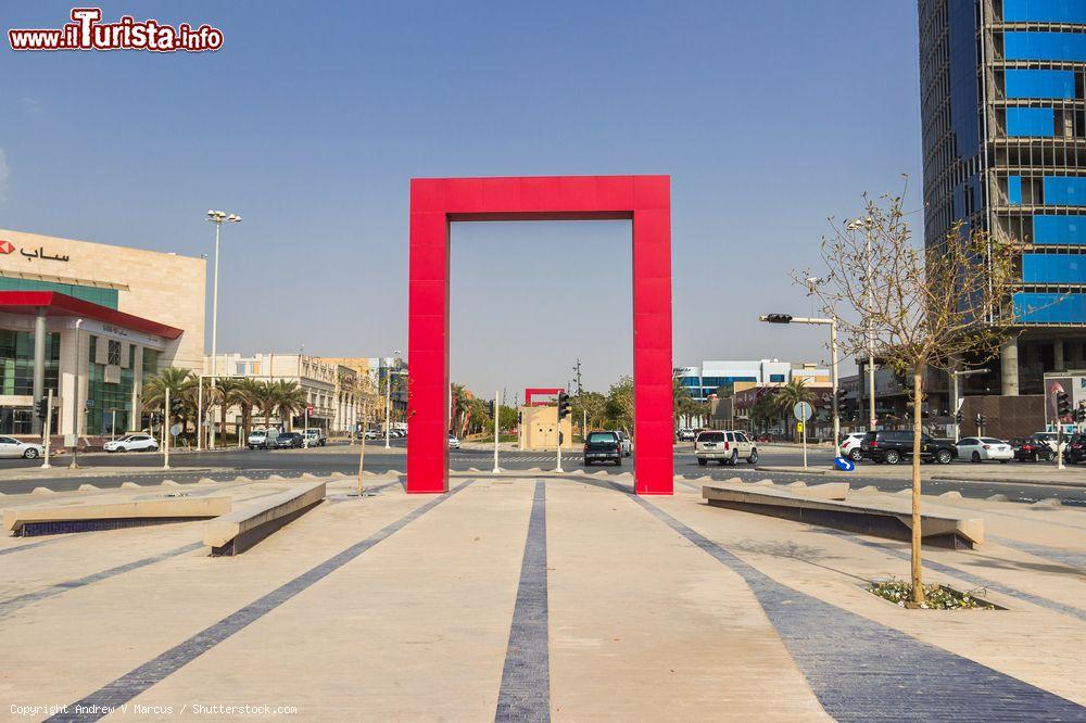 Immagine Piazza dell'Arco Rosso vicino al centro degli affari Falcom a Riyadh, Arabia Saudita - © Andrew V Marcus / Shutterstock.com