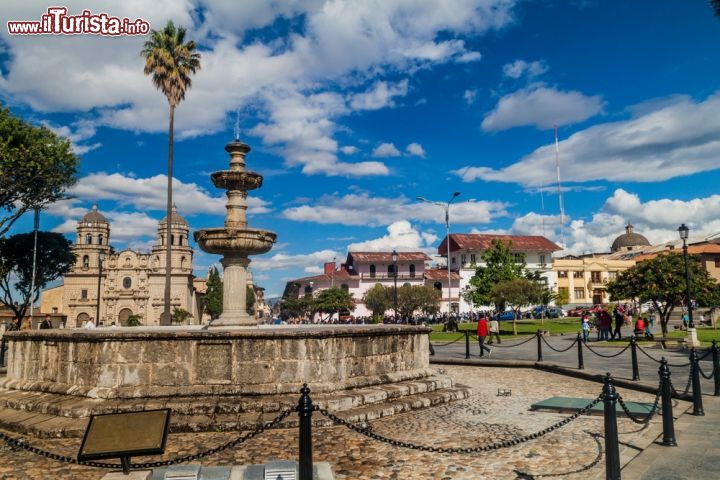 Immagine Piazza delle Armi a Cajamarca, Perù. La grande fontana d'acqua che troneggia nel centro della piazza cittadina - © Matyas Rehak / Shutterstock.com
