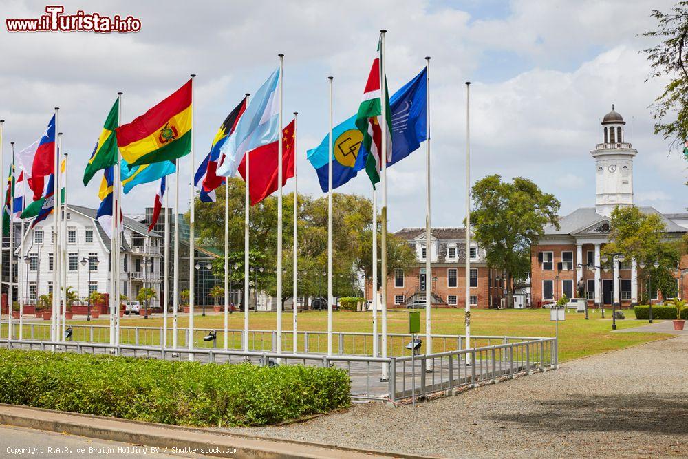 Immagine Piazza dell'Indipendenza a Paramaribo (Suriname) con le bandiere della Comunità Caraibica e del Common Market (CARICOM) - © R.A.R. de Bruijn Holding BV / Shutterstock.com