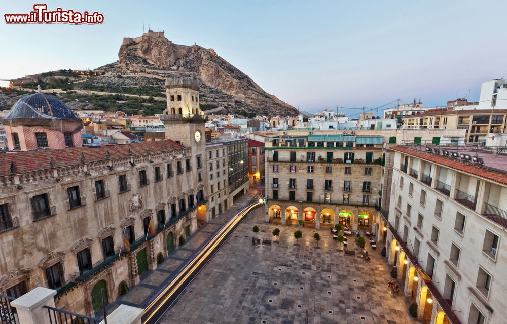 Immagine Piazza di Alicante vista dall'alto al sorgere del sole, Spagna.