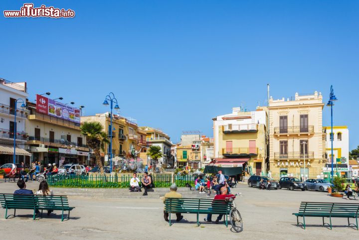 Immagine La piazza di Mondello, l'elegante salotto costiero di Palermo - © Littleaom / Shutterstock.com