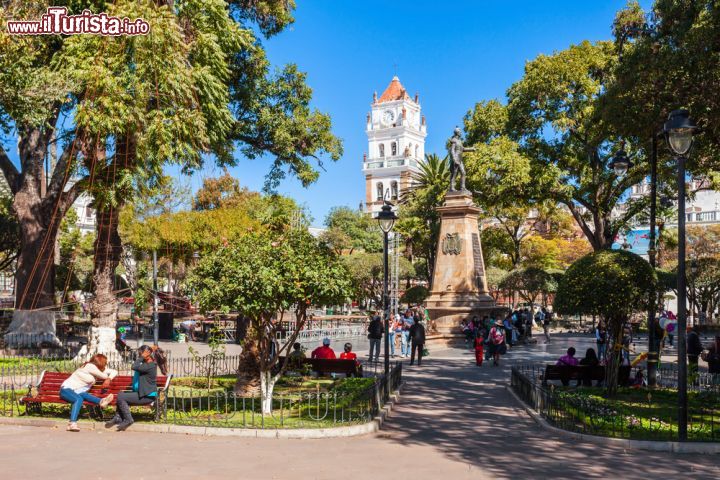 Immagine Plaza 25 de Mayo è la principale piazza della città di Sucre (Bolivia). Qui si affacciano la Cattedrale, la Casa de la Libertad e altri edifici storici - foto © saiko3p / Shutterstock