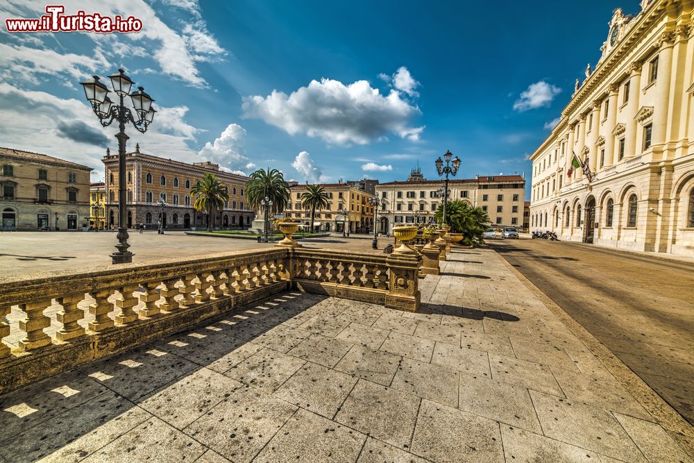 Immagine Piazza d'Italia a Sassari, Sardegna, in una giornata estiva. Principale piazza cittadina, è circondata da splendidi palazzi finemente rifiniti che rispecchiano il cuore ottocentesco di questa bella città.