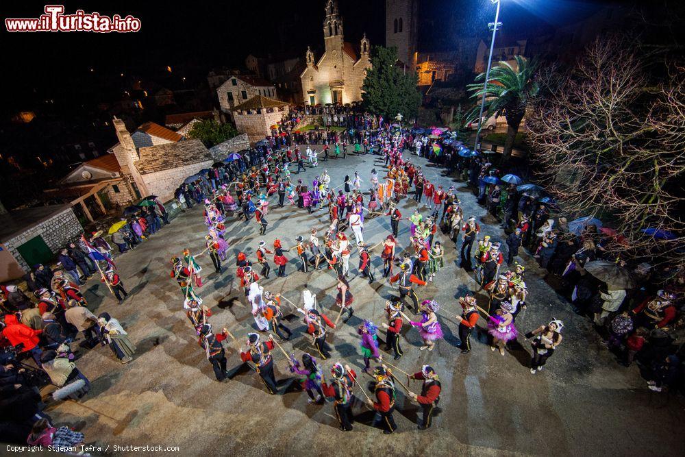 Immagine Piazza Dolac nel villaggio di Lastovo (Croazia) durante la festa di Carnevale - © Stjepan Tafra / Shutterstock.com