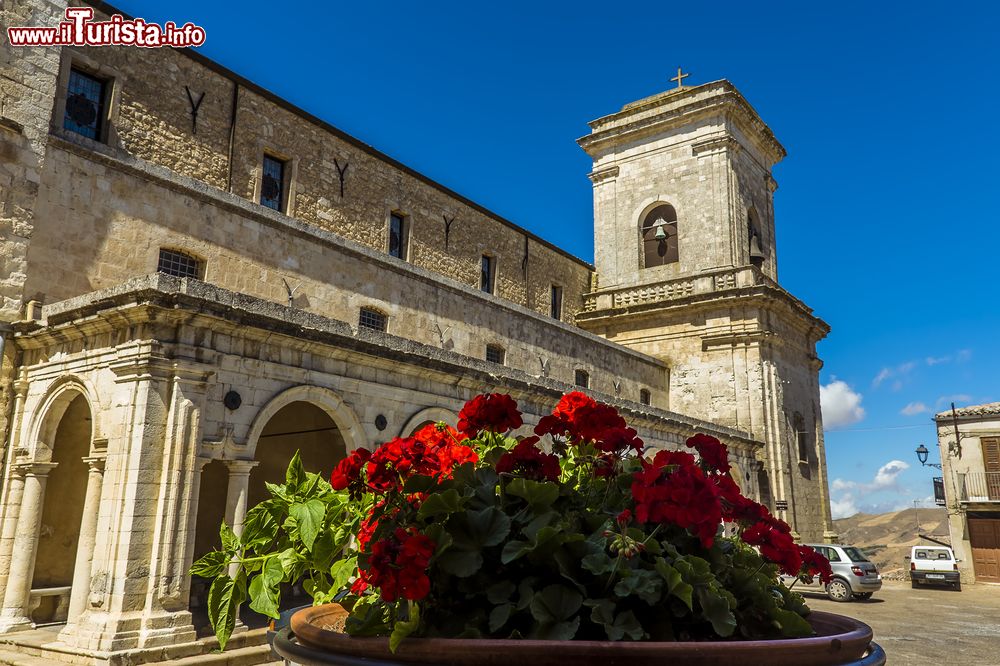 Immagine Piazza Duomo attraverso la chiesa Madre di Petralia Soprana, Sicilia.