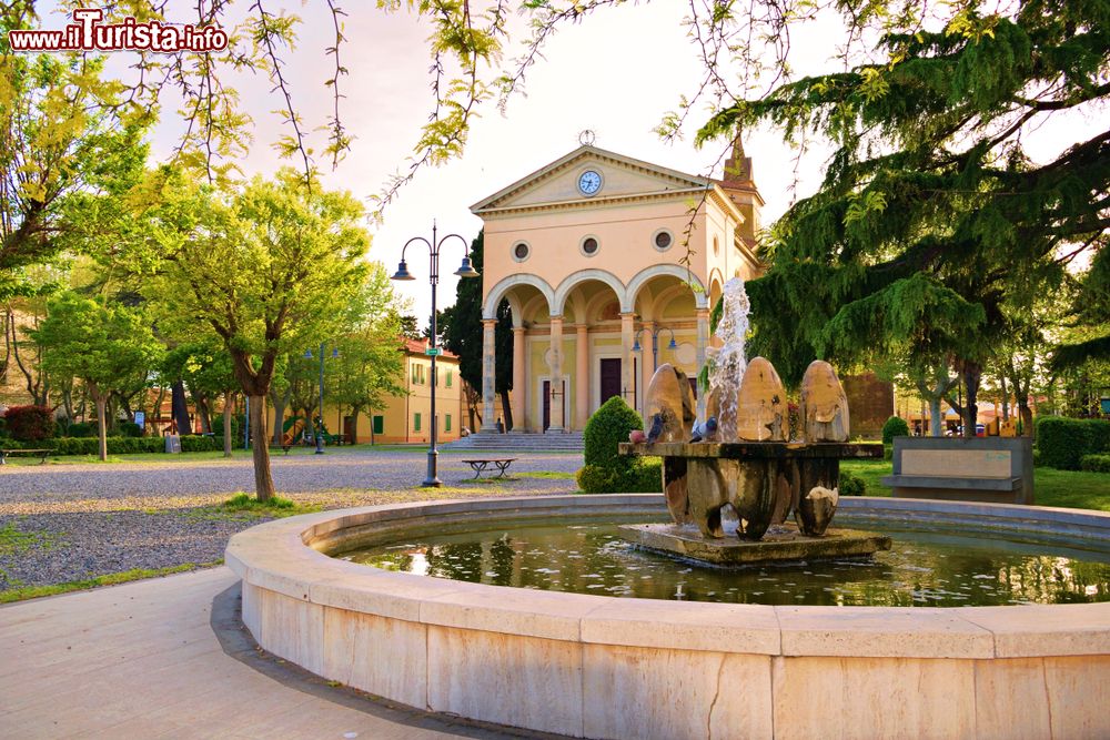 Immagine Siamo in Piazza Garibaldi in centro a Vada, provincia di Livorno