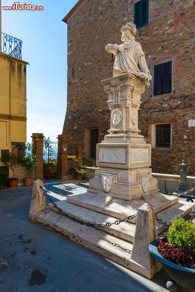 Immagine Piazza Garibaldi nel cuore del villaggio dei Scarlino in Maremma