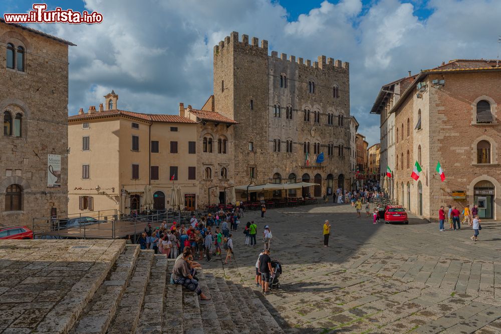 Immagine PIazza Garibaldi nel cuore di Massa Marittima in Toscana