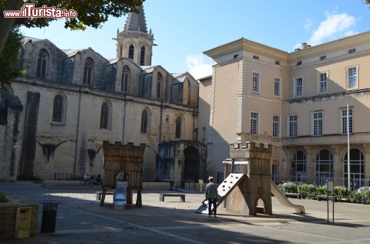 Immagine Uno scorcio della piazza dell'Hotel de Ville di Carpentras, Francia.
