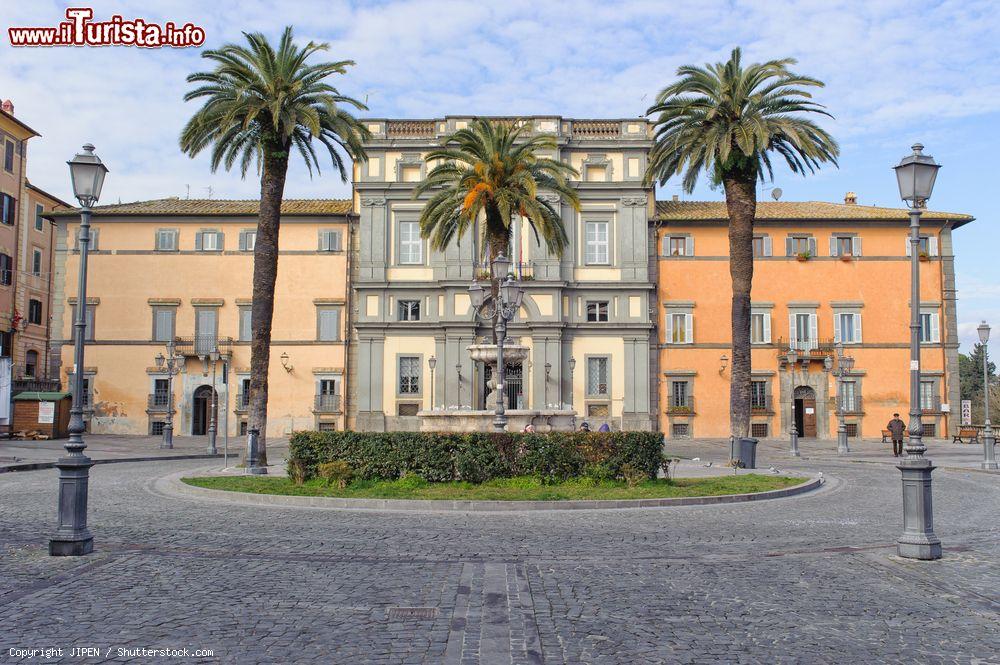 Immagine Piazza IV Novembre a Bracciano, borgo del Lazio  - © JIPEN / Shutterstock.com