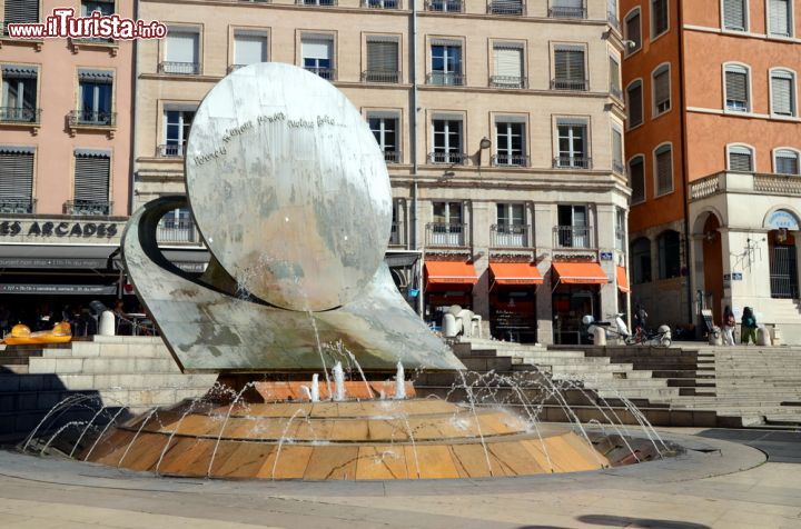 Immagine Piazza Louis Pradel nei pressi dell'Opera di Lione, Francia. Di particolare prestigio è la moderna fontana che arreda questo spazio urbano - © MagSpace / Shutterstock.com