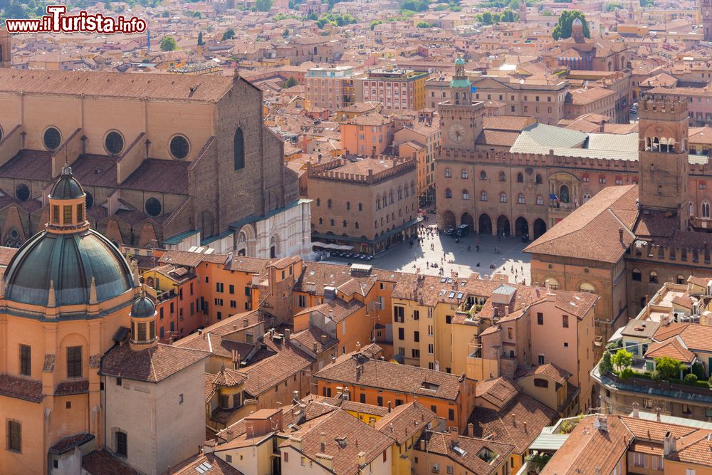 Immagine Piazza Maggiore con Palazzo d'Accursio e la Basilica di San Petronio viste dalla cima della Torre degli Asinelli - foto © Shutterstock.com