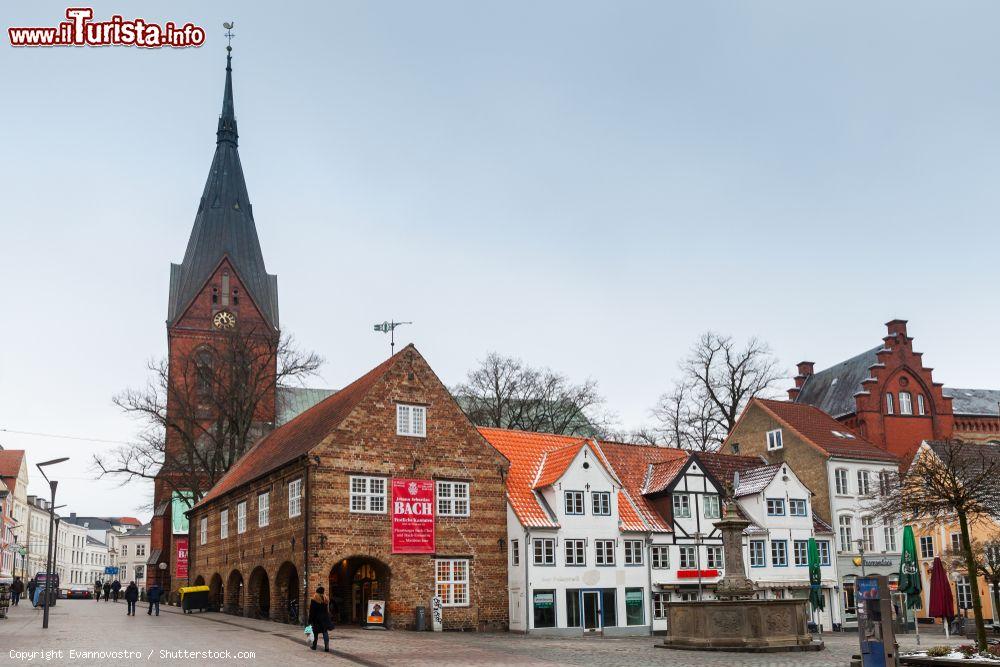 Immagine La piazza Nordermarkt, con la fontana del nettuno e la chiesa di Sankt Marien a Flensburg (Germania) - © Evannovostro / Shutterstock.com