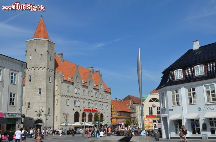 Immagine Uno scorcio della piazza Nytorv, nel vivace centro storico di Aalborg (Danimarca) durante l'estate, quando molti turisti visitano la città - foto © agrofruti / Shutterstock.com