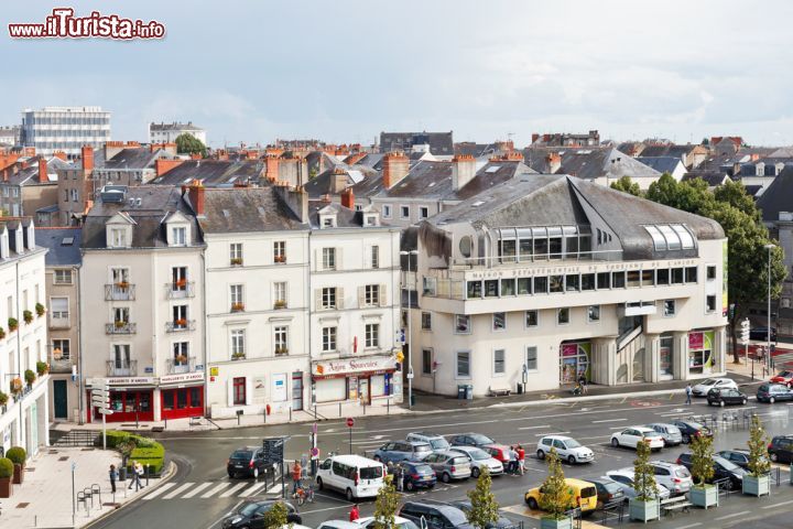 Immagine Piazza Presidente Kennedy dall'alto ad Angers, Francia, con auto parcheggiate - © 210317329 / Shutterstock.com