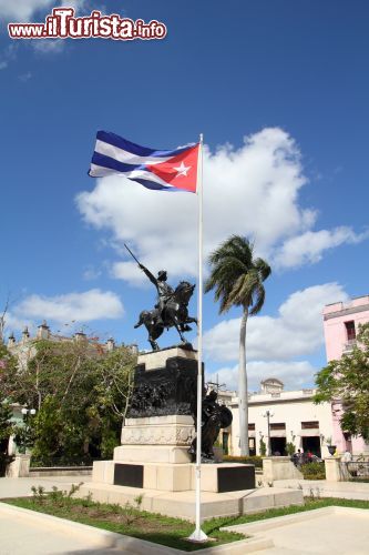 Immagine Piazza principale di Camaguey, Cuba - La bandiera cubana sventola nella piazza più importante della città di Camaguey  © Tupungato / Shutterstock.com