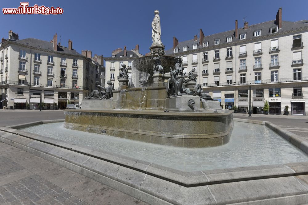 Immagine Piazza Reale nel centro di Nantes, Francia. Fotografata in una calda giornata estiva, quest'area urbana divenuta pedonale venne disegnata dall'architetto Crucy nel 1790. Al suo centro si trova la fontana che rappresenta Nantes, la Loira e i suoi affluenti mentre la statua di Nettuno con il tridente rappresenta il legame fra la città e il mare.