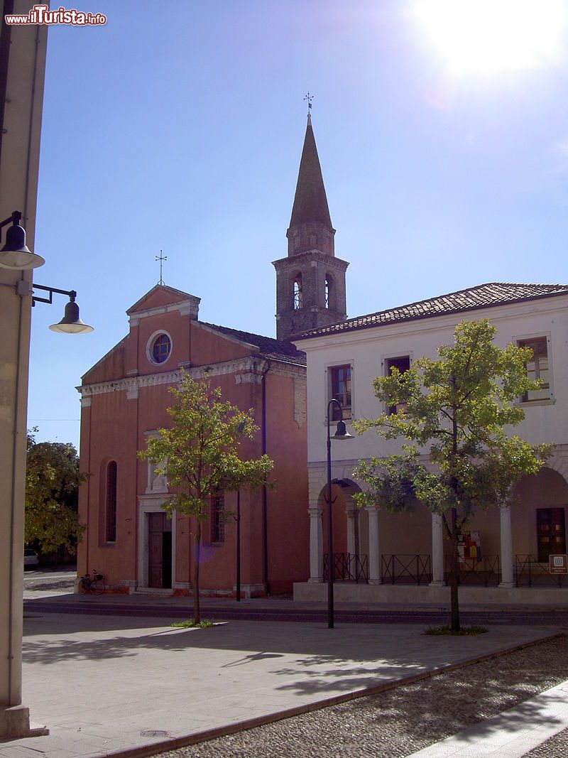Immagine Piazza Remigi si trova nel centro di Porcia, comune del Friuli Venezia Giulia - © Renzo Toffolo, Pubblico dominio, Wikipedia