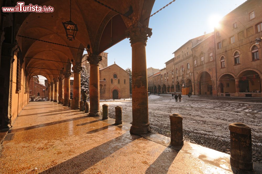 Immagine Piazza Santo Stefano a Bologna, Emilia Romagna. Considerata una piazza, nonostante sia piuttosto uno slargo che ha origine da via Santo Stefano, è uno dei luoghi più caratteristici della città.