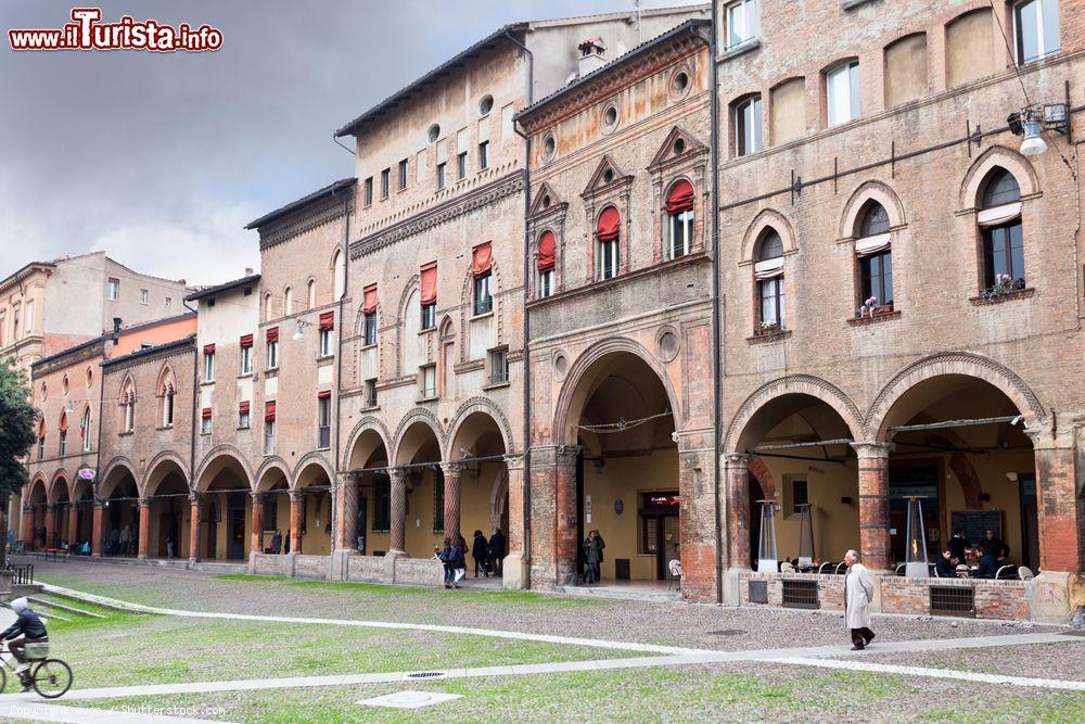 Immagine Piazza Santo Stefano in autunno, Bologna, Emilia-Romagna. Questo piazzale ospita il complesso delle Sette Chiese - © vvoe / Shutterstock.com