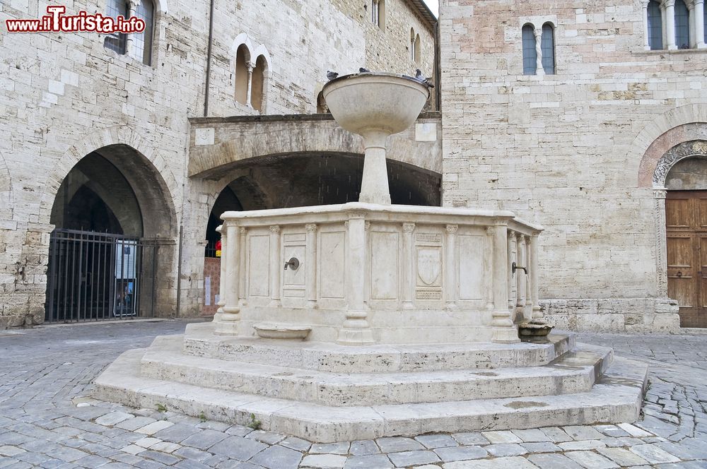 Immagine Fontana storica nel cuore di Bevagna, Umbria, Italia. Questo borgo della provincia di Perugia ospita monumenti architettonici, statue e opere scultoree di grande pregio.