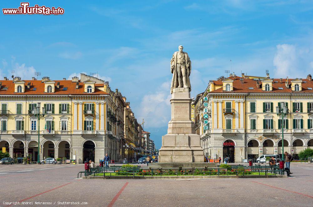 Immagine Piazza Tancredi Galimberti a Cuneo, Piemonte. Piazza principale della città, è detta anche il salotto di Cuneo. Ha una superficie di quasi 24 mila metri quadrati su cui si affaccia la sede del tribunale cittadino - © Andrei Nekrassov / Shutterstock.com