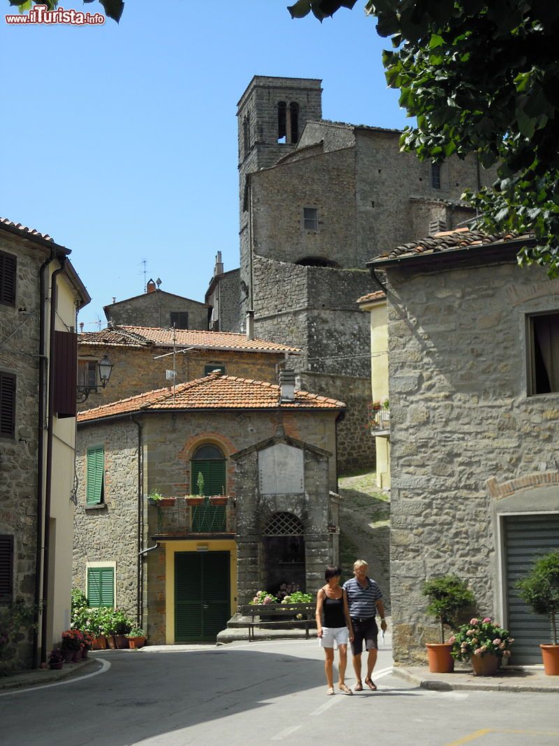 Immagine Piazza Trieste a Serra Pistoiese, località del comune di Marliana, in Toscana - © Fluctuat - CC BY-SA 3.0, Wikipedia