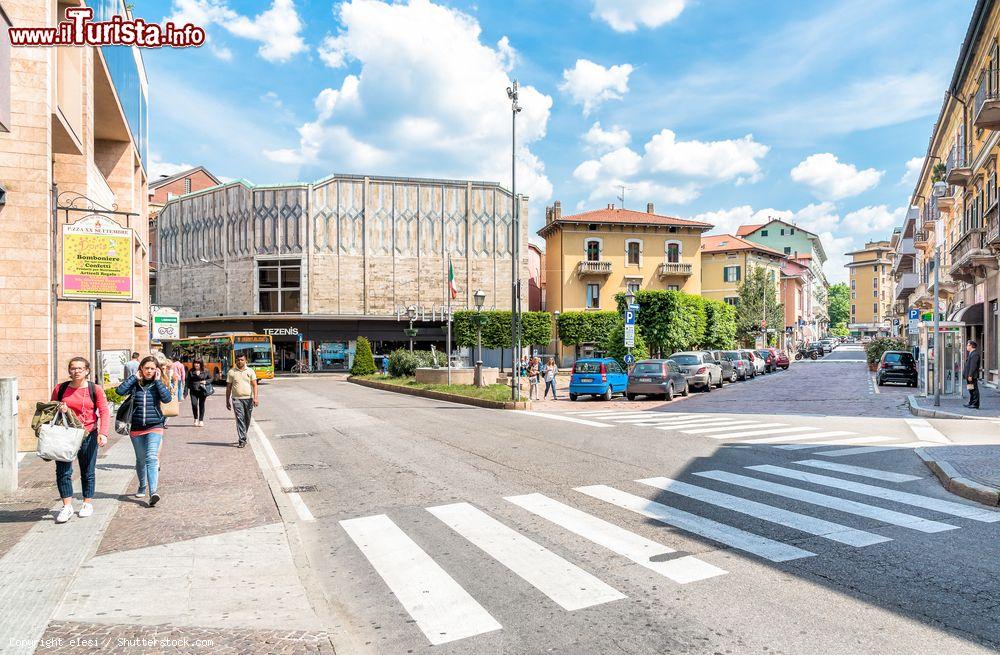 Immagine Piazza XX° Settembre e il Cinema Politeama sullo sfondo, Varese, Lombardia - © elesi / Shutterstock.com
