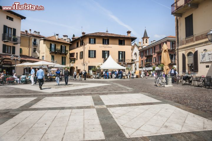 Immagine Piazzetta a Menaggio, Lombardia. La caratteristica piazzetta del villaggio in provincia di Como fotografata durante una bella giornata di sole - © Brian S / Shutterstock.com