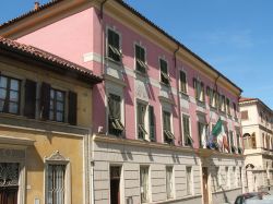 Il Palazzo comunale di Rocca Grimalda in Piemonte - © Davide Papalini - CC BY-SA 3.0, Wikipedia