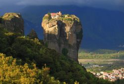 L'alba fotografata al monastero della Santa Trinità, Meteora - Abbarbicati sulle falesie di roccia che caratterizzano questo angolo di Tessaglia, i monasteri delle Meteore rappresentano ...