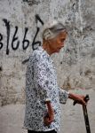 Anziana cinese a passeggio per le vie di Tongli ...