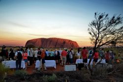 Aperitivo a Ayers Rock: quelli di Uluru, nel Northern Territory in Australia, sono considerati tra i tramonti più spettacolari del mondo!