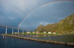 Anche ad Alesund, nella regione dei fiordi della Norvegia, dopo un temporale capita di vedere un bellissimo arcobaleno che sembra congiungere la terra, l'acqua e il cielo - © Sergei25 ...