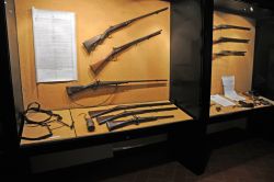 Oltre all’abbigliamento indossato dai banditi dell’epoca, il Museo ospita decine di fucili, coltelli e altri oggetti di utilizzo quotidiano con cui i più facinorosi applicavano ...