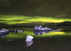 Aurora Boreale con piccoli Iceberg galleggianti ...