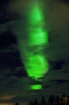 Aurora boreale in Norvegia: una colonna di luce verde. Questo colore deriva dall'interazione tra protoni del prasma solare con l'ossigeno della parte alta dell'atmosfera, la di sopra ...