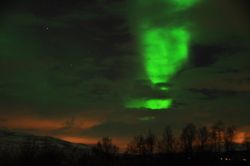 L'Aurora Boreale muta forme ed aspetto in cielo: in questa immagine sembra disegnare una faccia sulla volta celeste. Siamo nei dintorni di Tromso, in Norvegia