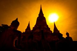 Ayutthaya, Thailandia: le stupe a fianco dei ...