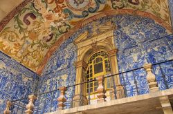 Decorazione con azulejos a Obidos, Portogallo - Tipico ornamento dell'architettura portoghese e spagnola, l'azulejo è una piastrella di ceramica non molto spessa e con una superficie ...