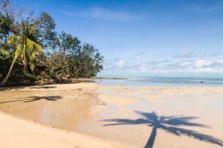 Bassa marea su una spiaggia di Île Sainte-Marie, una delle più famose mete turistiche in Madagascar - © Pierre-Yves Babelon / Shutterstock.com