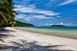 Beach on Kho Chang Island, una spiaggia nelle isole della Thailandia - © Muzhik / Shutterstock.com