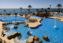 La piscina di un resort a Benalmadena, Andalusia, Spagna. E' uno dei tanti complessi turistici che si trovano nella città dei divertimenti sviluppatasi lungo le spiagge della Costa ...