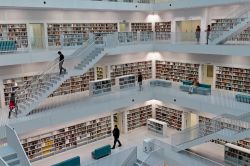 La moderna Biblioteca Civica di Stoccarda (Baden-Wurttemberg, ...