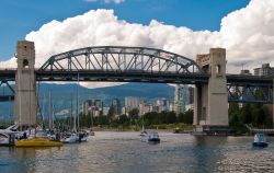 Il Burrard Bridge di Vancouver, Canada, fotografato da Granville Island. Il ponte a cinque corsie venne costruito tra il 1930 e il 1932 in stile Art Decò, progettato dall'architetto ...