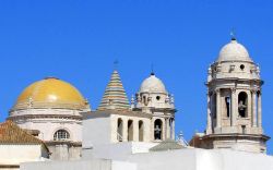 Cadice, Andalusia: le cupole della Cattedrale ...