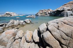 Cala della Chiesa, il mare e le rocce levigate dell'Isola di Lavezzi in Corsica.